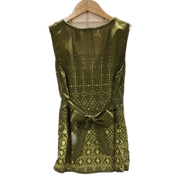 V-Neck Sleeveless Lightweight Top Color Olive - Picture 3 of 5